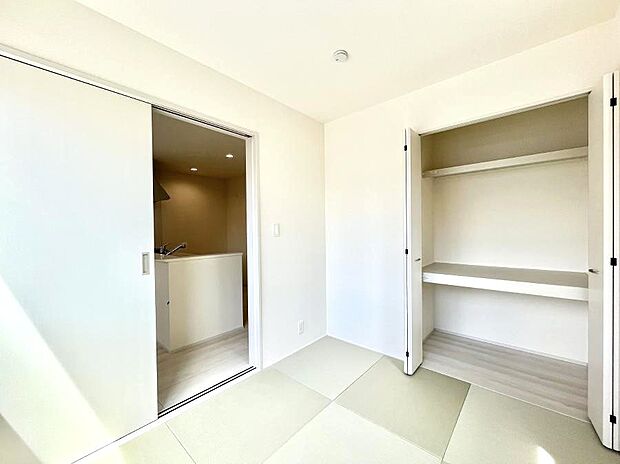 〜Japanese Room〜 LDK隣接の和室は、アイロンがけなど奥様の家事スペースとして、また小さなお子様のいるご家庭ではお昼寝やおむつ替えの場としてご活用いただけます。