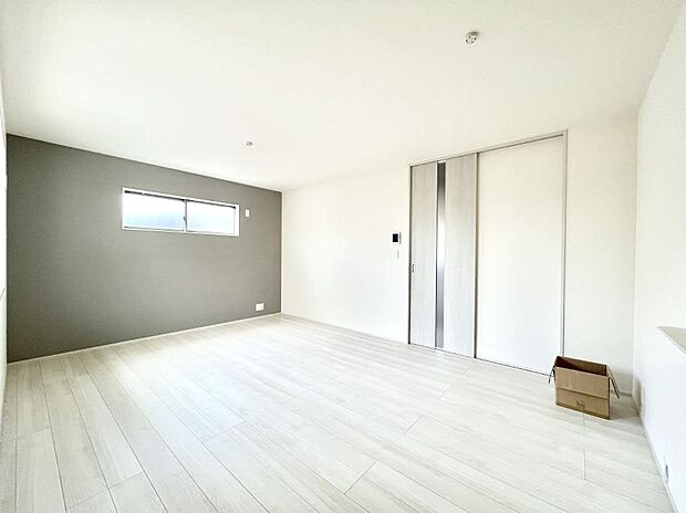 〜Living〜　家族の食事や団らんのほか、子どもを遊ばせたり、友人を招いたりするLDKは住まいの中心。長時間過ごす場所だから、その空間は住まい全体の居心地を左右します。