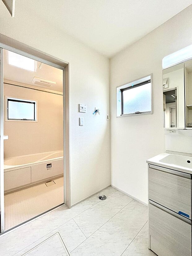 〜Dressing Room〜 暗くなりがちな洗面所も窓があると採光と換気が可能なので気持ちよくお使い頂けます。三面鏡タイプの洗面台は鏡裏収納で散らかりがちな洗面所もスッキリ♪