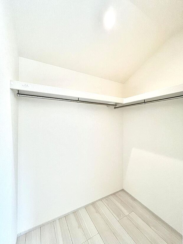 〜Walk-in Closet〜　必要なものやコーディネートを一覧して確認でき、身支度や準備が短時間で済むウォークインクローゼットを設置しました。家の中をすっきりとさせる便利な収納スペースです。