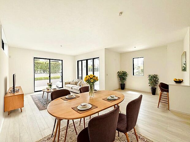 ◆1号棟◆〜Living〜  家族の食事や団らんのほか、子どもを遊ばせたり、友人を招いたりするLDKは住まいの中心。長時間過ごす場所だから、その空間は住まい全体の居心地を左右します。※家具はＣＧです。