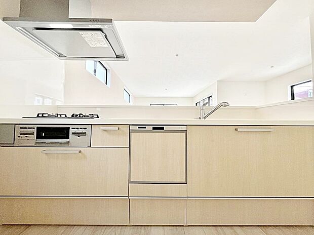 ◆1号棟◆〜Kitchen〜　広くて使いやすいキッチンなら家族でいっしょに料理をつくったり、後片付けも手間なくできちゃいます♪収納もたっぷりあるので、いつもすっきりと清潔な印象を保てます。