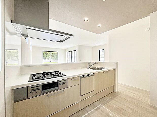 ◆1号棟◆〜Kitchen〜　「さぁ今日は何を作ろう」こんなキッチンなら思いっきり料理ができちゃいます。キッチンからはリビングが一望できます。家族がつながるお家がここにございます。