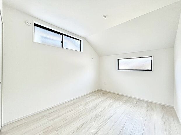 ◆1号棟◆〜Bed Room〜　2面採光を確保した明るい室内は、風通しも良く、大変居心地の良い空間となっております。爽やかな風を感じて起きる朝は、快適生活の始まりに！日当たりや通風がとても良い住まい♪