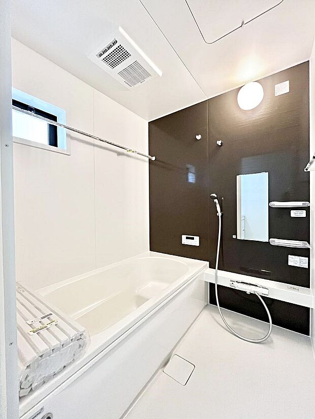 ◆1号棟◆〜Bath Room〜  窓付きのバスルーム。陽射し差し込む明るい環境は、日中の入浴も気持ち良くお使い頂けそうです。また、浴室乾燥機も完備しております。換気環境も良好です。