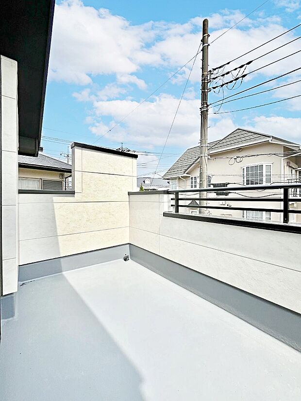 ◆1号棟◆〜Balcony〜  バルコニーは温かい陽がさしこみ、お布団や洗濯物を気持ちよく干すことができます。使いやすく開放的なバルコニーです♪陽ざしがたっぷり降り注ぐ、バルコニー付き住まい。  