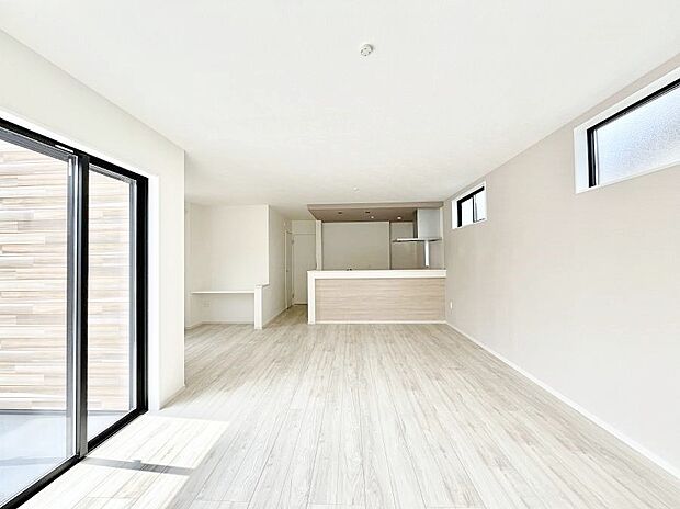 ◆1号棟◆〜Living〜　LDKは20.9帖と開放的な広さ。人気の対面キッチン採用♪ご家族で寛げる空間です♪ゆとりある暮らしと心地よい住環境が紡ぐ贅沢な時間をご家族みんなでお過ごし下さい。