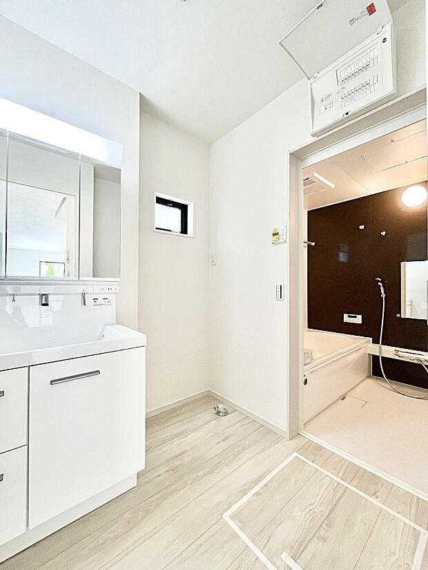 ◆1号棟◆〜Dressing Room〜　明るく清潔感溢れるパウダールーム。毎日使う場所だからこそ、快適な空間となっております。シャンプードレッサーを採用しておりますので、朝シャンも手軽に出来ます。