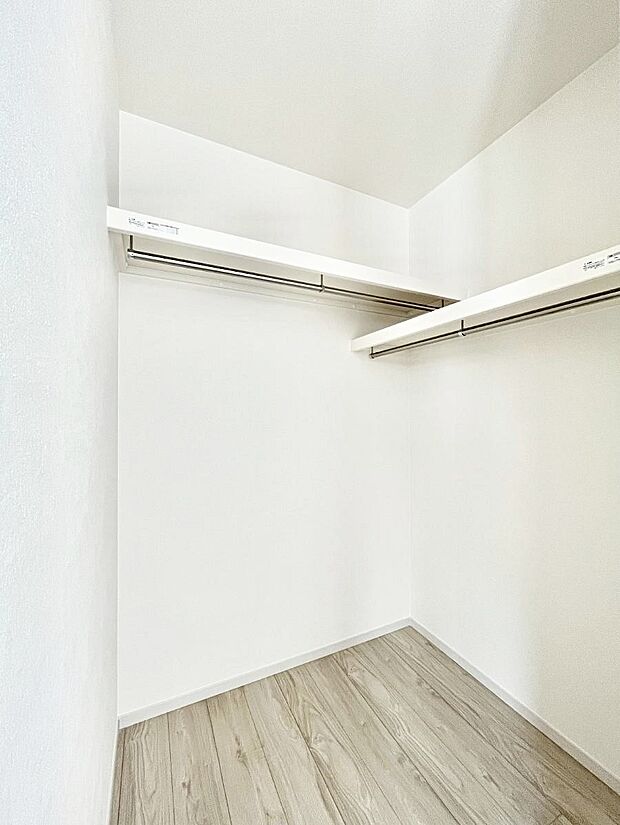 ◆1号棟◆〜Walk-in Closet〜　たくさんの洋服をかけてもシワになりにくいウォークインクローゼット。洋服以外にも、普段使わない家電やスーツケース、ストック品など何でも片付く嬉しい空間です。
