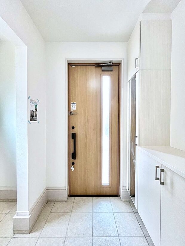 〜Entrance〜 家の中でお客様を迎える最初の場所である玄関は、家の印象そのものです!豊富な玄関収納で、常に綺麗に保つことが出来ます♪玄関にはたっぷり収納の下駄箱を完備!