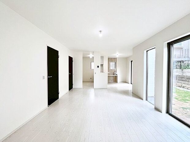 〜Living〜　ここにはみんなが集い、食事と楽しい会話が始まる。話に夢中になりすぎて、ついつい時を忘れ夜半過ぎになってしまう。そんな束の間の幸せを感じさせてくれる場所でありたい。