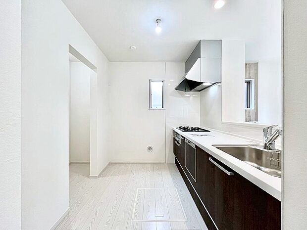 〜Kitchen〜 自然光が入る窓のあるキッチン☆毎日使う場所だからこそ、使い勝手を考慮しました。ゆったりとしたキッチンコーナーは質感豊かな仕上がりとなっております。