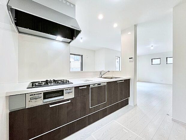 〜Kitchen〜 会話が弾むリビング、料理が愉しくなるキッチン。家は、ただ生活する場ではなく、暮らしを愉しく、快適にする場所。笑顔の毎日、安らぎの日々のために、最新の設備・仕様を採用。