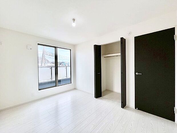 〜Bed Room〜 全居室には収納クローゼットを完備!普段使いのお洋服や小物はもちろん、季節物のお洋服などもしっかりと整理整頓おしまい頂けます。 居室空間を広く使用できますね。
