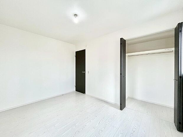 〜Bed Room〜 部屋数が多いのが戸建てのメリットです。ご家族が増えたことで手狭に感じていた住まいも戸建てでは各居室プライバシーを保つことができます。住まいにゆとりが生まれ心もリラックスできます♪