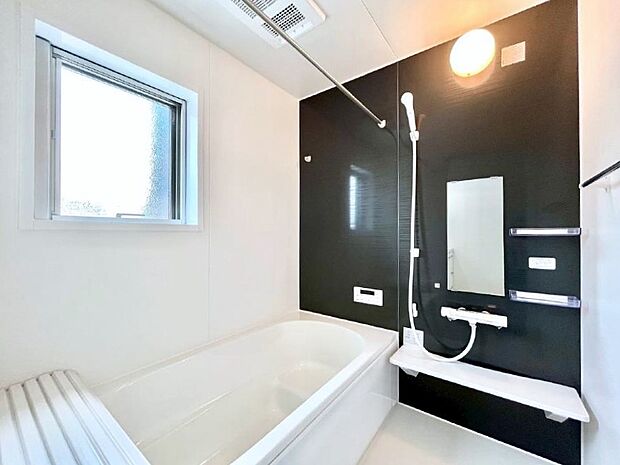 〜Bath Room〜 ゆったりと足を伸ばして入浴することが可能!一日の疲れを癒す貴重なバスタイムです。お子様とご一緒でも十分な広さなので、リビングとは違った家族団欒のひと時をお楽しみいただけます。