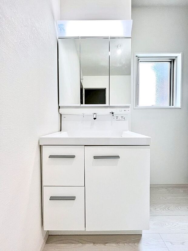 〜Dressing Room〜  清潔感溢れる色合いで統一されていると、スッキリと整った印象をうけます。  鏡の裏にはたっぷりと収納スペースを標準装備！  水廻りは、シンプルかつ機能性を重視して。