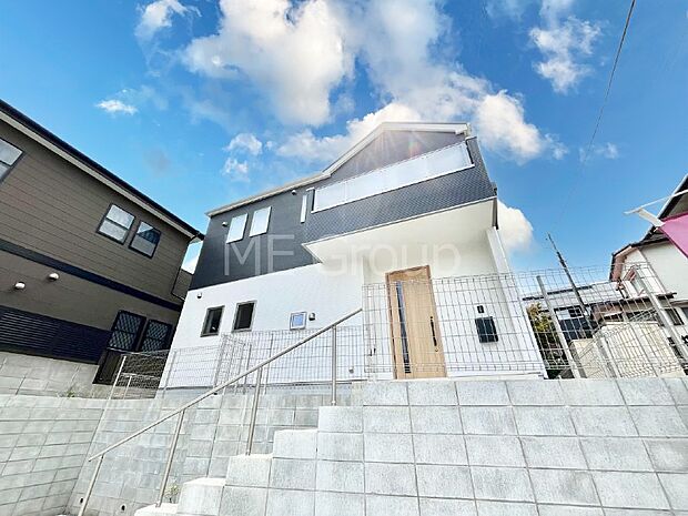 〜Exterior〜　一戸建ての大きなメリットは、自分達の「土地」を「自由に」使える事です。ガーデニングやＤＩＹ，車やバイクの趣味など様々な用途で利用できます。