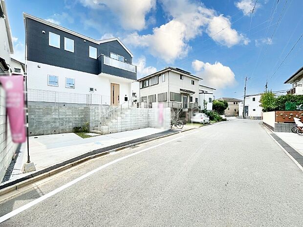 〜Exterior〜  前面道路：北 6.2m 公道　前面道路は閑静な住宅地をはしる車通りの少ない道路。駐車の出し入れもらくらくです！ご不明点・現地見学のご希望は、お気軽にお問い合わせください！