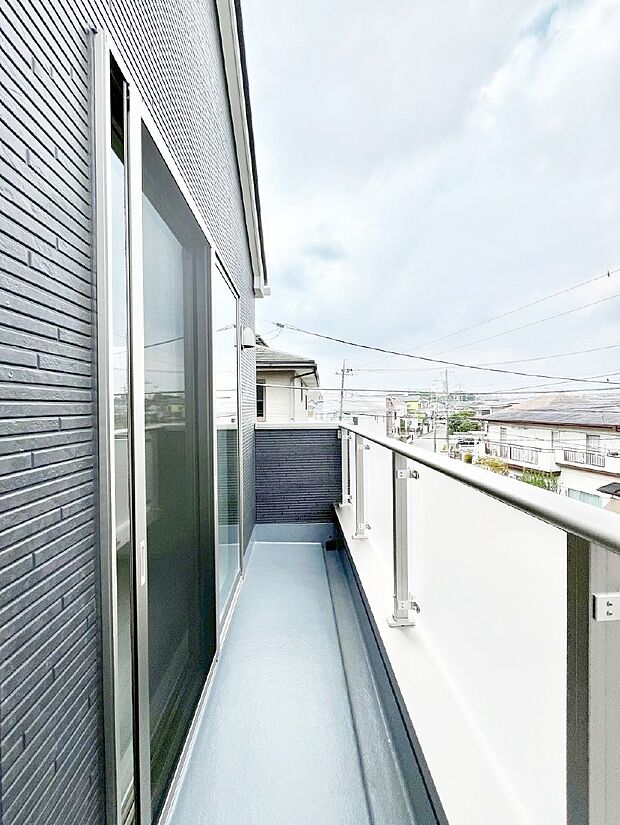 〜Balcony〜 大きな空に囲まれた気持ちのいい家。バルコニーを覗くだけで圧倒的な開放感に包まれます。バルコニーは陽がさしこみお布団や洗濯物を気持ちよく干すことができます。