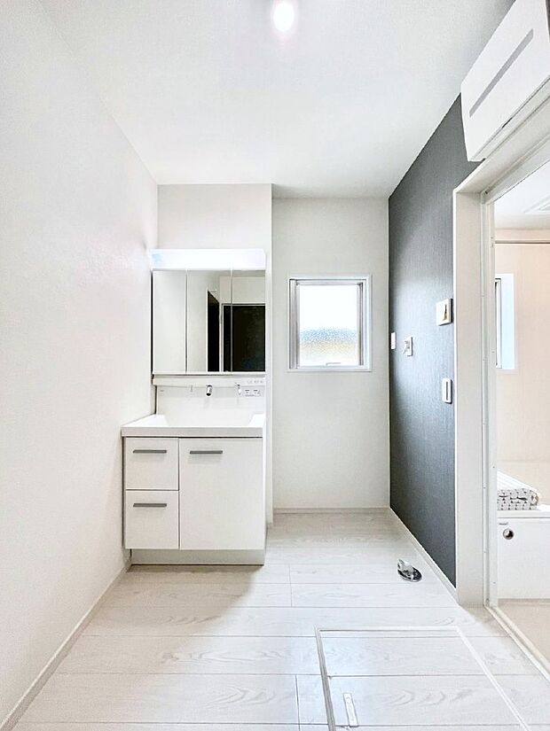 〜Dressing Room〜　暗くなりがちな洗面所も窓があると採光と換気が可能なので気持ちよくお使い頂けます。三面鏡タイプの洗面台は鏡裏収納で散らかりがちな洗面所もスッキリ♪