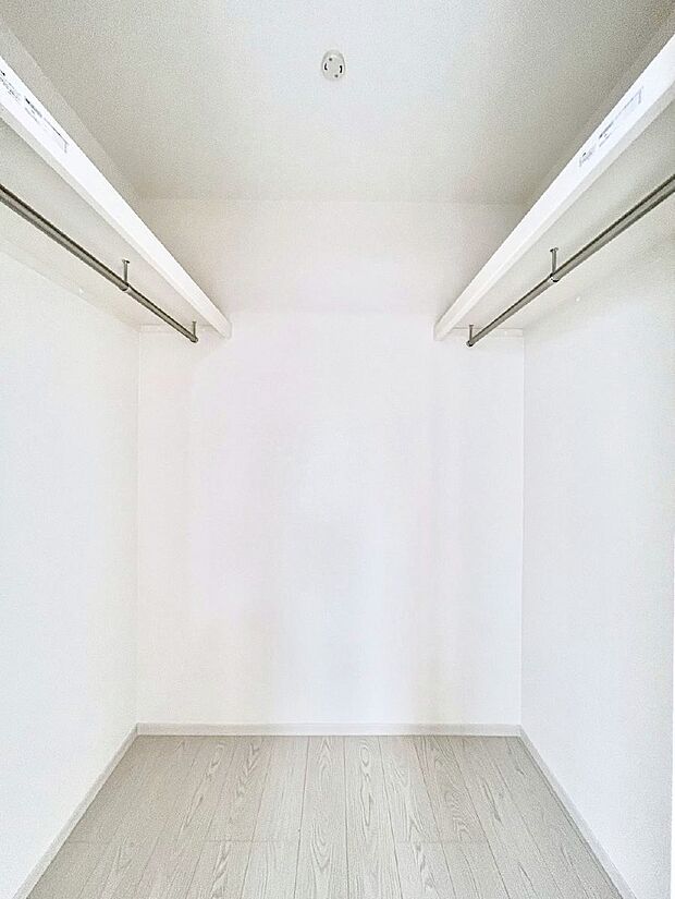 〜Walk-in Closet〜 必要なものやコーディネートを一覧して確認でき、身支度や準備が短時間で済むウォークインクローゼットを設置しました。家の中をすっきりとさせる便利な収納スペースです。