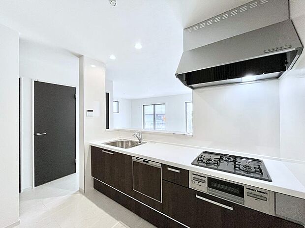 ◆2号棟◆〜Kitchen〜 「さぁ今日は何を作ろう」こんなキッチンなら思いっきり料理ができちゃいます。キッチンからはリビングが一望できます。家族がつながるお家がここにございます。