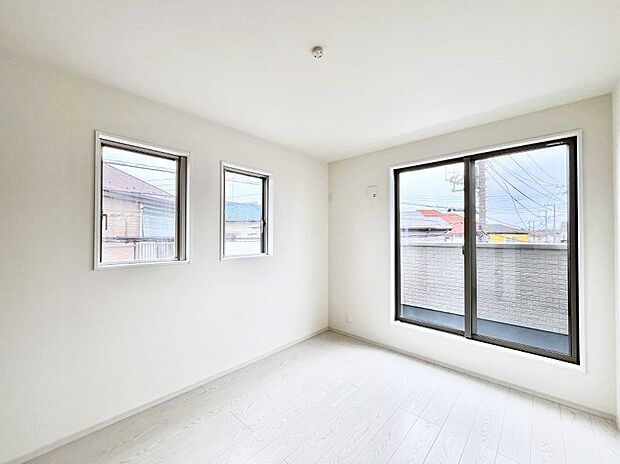 ◆2号棟◆〜Bed Room〜 2面採光を確保した明るい室内は、風通しも良く、大変居心地の良い空間となっております。爽やかな風を感じて起きる朝は、快適生活の始まりに!日当たりや通風がとても良い住まい♪
