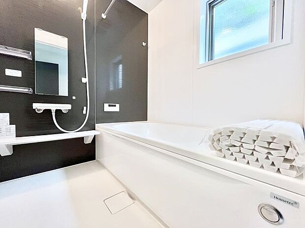 ◆2号棟◆〜Bath Room〜 広々とした雰囲気の良いバスルーム。 お子様と一緒にお風呂に入る楽しみ、思い出の一ページが刻まれる大切な瞬間。 日々の疲れをリフレッシュできそうです。