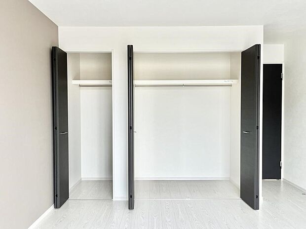 ◆2号棟◆〜Closet〜 壁面クローゼットがあればタンスを置く必要がなく、出っ張りのないスッキリ空間を維持できます。限られたスペースを有効に活用できそう。衣類や趣味の品などたっぷり収納出来ますね♪