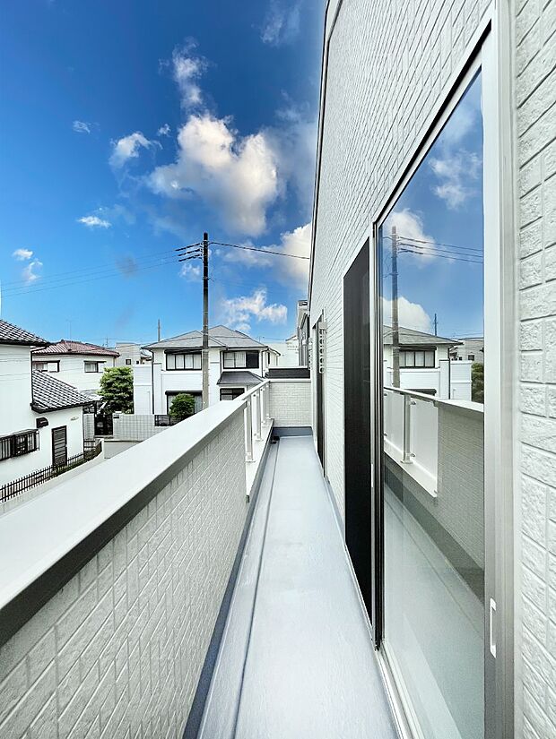 ◆2号棟◆〜Balcony〜 南向きのバルコニーの前には雲以外に太陽を遮るものがありません。お洗濯物も乾きやすく、何より明るく気持ちのいい光が入ってきます。使いやすく開放的なバルコニーです♪