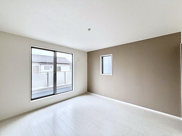 ◆2号棟◆〜Bed Room〜 「今日も一日お疲れ様」とご夫婦でゆったりくつろげる寝室。 毎日の家事やお仕事に疲れた日はフカフカのベットで癒されてください。テレビや本棚をおいても快適な広さが自慢♪