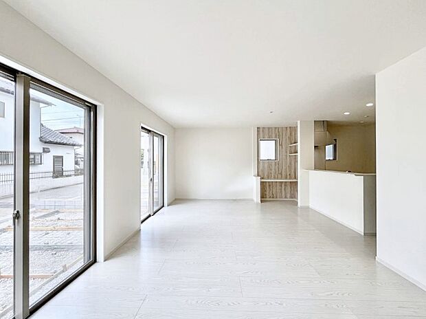 ◆2号棟◆〜Living〜 飽きの来ないシンプルでおしゃれなLDK。大きな窓から日差しが差し込むので室内も明るく、家族の憩いの場としてピッタリです。開放感と日当たりの良さを是非ご覧ください!