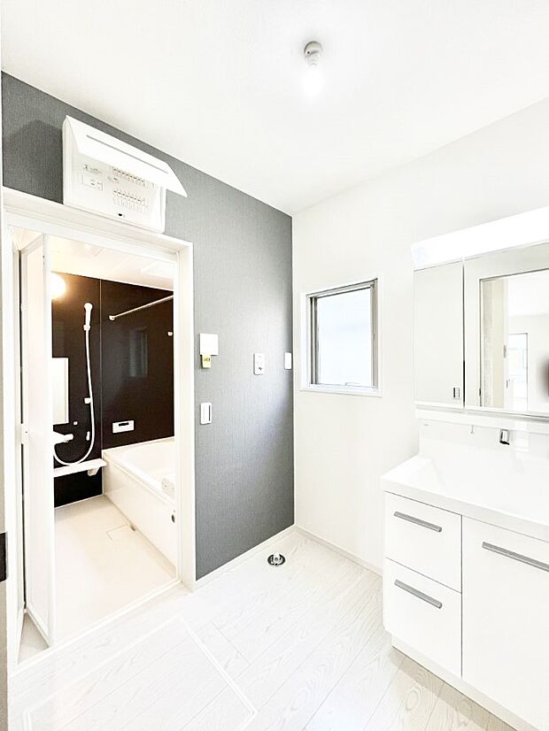 ◆2号棟◆〜Dressing Room〜 十分な大きさの洗面台は収納もさる事ながら、身だしなみチェックや歯磨きなど、朝の慌ただしい時間でもホテルライクなスペースで余裕とゆとりを感じて頂けます。