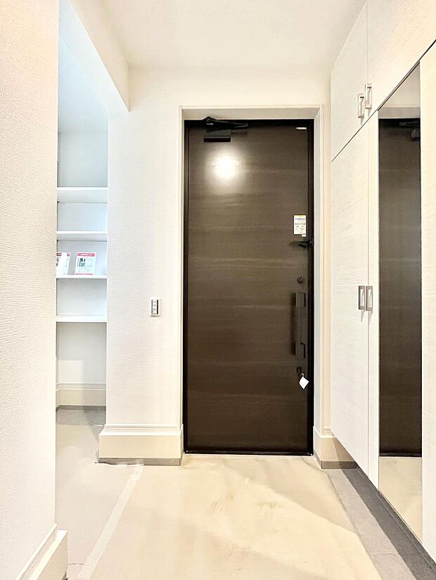 〜Entrance〜 下駄箱ミラー付なので、お出かけ前の身だしなみチェックに◎♪玄関はお客様をお出迎えする一番最初の場所、帰ってくる時に入る最初の場所。そんな場所だからこそ、より良い空間に…♪