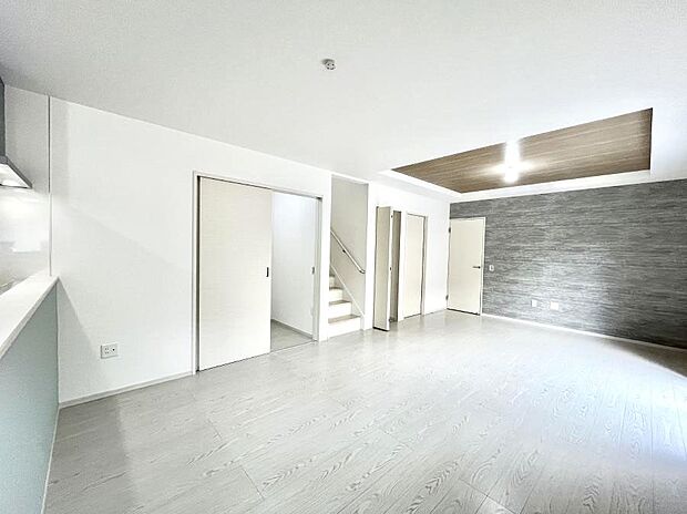 〜Living〜 リビングに階段のある間取りです♪家族のコミュニケーションがスムーズに取れますね♪ゆとりある暮らしと心地よい住環境が紡ぐ贅沢な時間をご家族みんなでお過ごし下さい。