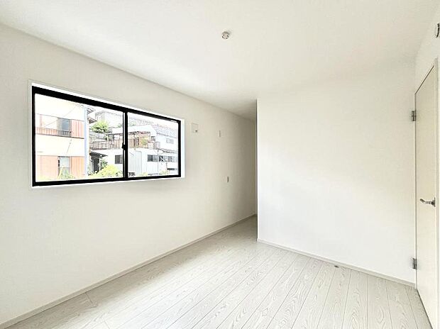 〜Bed Room〜 木の温もりがやさしいフローリングは安らぎをもたらすプライベート空間。明るめのフローリングですので、壁紙ともマッチし、お部屋を更に広く見せてくれる効果も。