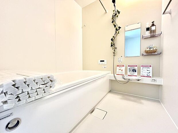 〜Bath Room〜　ゆったりと足を伸ばして入浴することが可能！一日の疲れを癒す貴重なバスタイムです。お子様とご一緒でも十分な広さなので、リビングとは違った家族団欒のひと時をお楽しみいただけます。