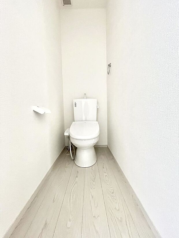 〜Toilet〜 綺麗・スッキリ・快適なウォシュレット付トイレでくつろげる空間です。トイレは毎日使わざるを得ないもの。いつも清潔を保ちたいですね。トイレが2ヶ所あるので朝の混雑時に便利です!