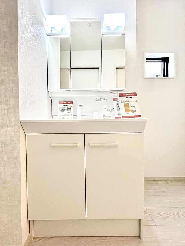 〜Dressing Room〜 清潔感溢れる色合いで統一されていると、スッキリと整った印象をうけます。 鏡の裏にはたっぷりと収納スペースを標準装備! 水廻りは、シンプルかつ機能性を重視して。