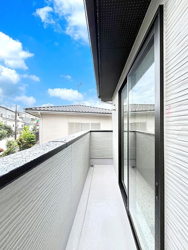 〜Balcony〜 大きな空に囲まれた気持ちのいい家。バルコニーを覗くだけで圧倒的な開放感に包まれます。バルコニーは陽がさしこみお布団や洗濯物を気持ちよく干すことができます。