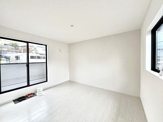 〜Bed Room〜 「今日も一日お疲れ様」とご夫婦でゆったりくつろげる寝室。 毎日の家事やお仕事に疲れた日はフカフカのベットで癒されてください。テレビや本棚をおいても快適な広さが自慢♪