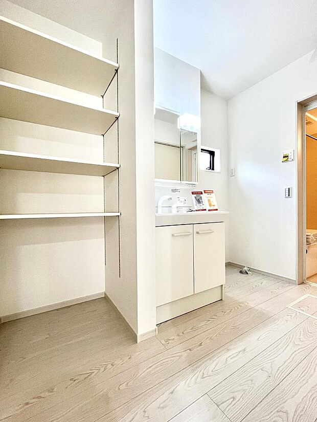 〜Dressing Room〜 十分な大きさの洗面台は収納もさる事ながら、身だしなみチェックや歯磨きなど、朝の慌ただしい時間でもホテルライクなスペースで余裕とゆとりを感じて頂けます。