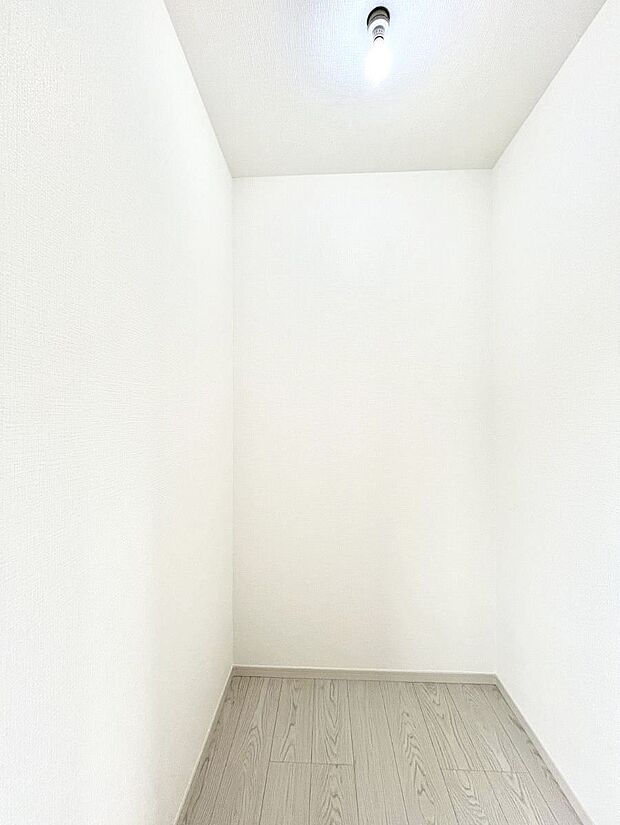 〜Walk-in Closet〜 必要なものやコーディネートを一覧して確認でき、身支度や準備が短時間で済むウォークインクローゼットを設置しました。家の中をすっきりとさせる便利な収納スペースです。