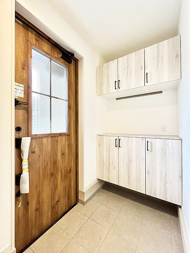 〜Entrance〜　家の中でお客様を迎える最初の場所である玄関は、家の印象そのものです！豊富な玄関収納で、常に綺麗に保つことが出来ます♪玄関にはたっぷり収納の下駄箱を完備！