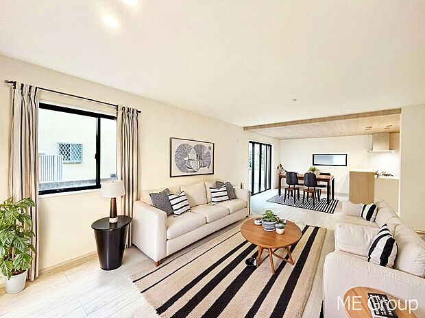 〜Living〜　家族の会話や笑顔が行き交うリビングです。子供が走ってる姿を見ながら、大きなソファやダイニングテーブルでゆったり食事をしたりくつろぎたい♪そんな夢が叶えられる空間です！※家具はCGです