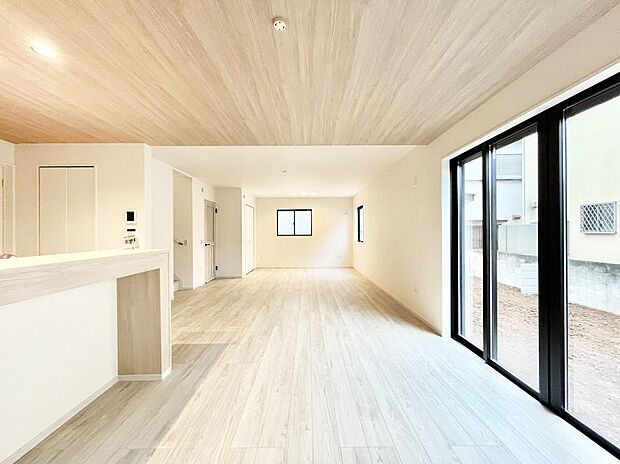 〜Living〜　家族の食事や団らんのほか、子どもを遊ばせたり、友人を招いたりするLDKは住まいの中心。長時間過ごす場所だから、その空間は住まい全体の居心地を左右します。