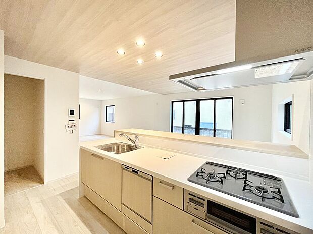 〜Kitchen〜  リビングが見渡せるカウンターキッチン。  料理をしながら家族とコミュニケーションをとれるだけでなく、大きな開放感も得ることができます。  お子様の成長も感じることができますね！