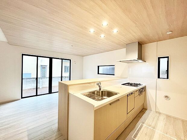 〜Kitchen〜　自然光が入る窓のあるキッチン☆毎日使う場所だからこそ、使い勝手を考慮しました。ゆったりとしたキッチンコーナーは質感豊かな仕上がりとなっております。