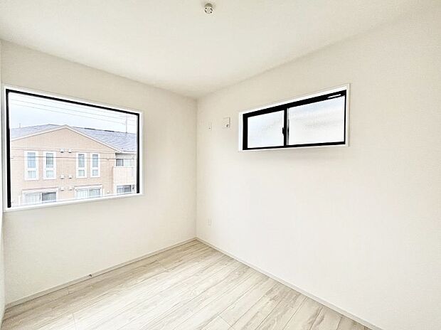 〜Bed Room〜　子供部屋はお子様にとって大変重な役割があります。子供一人で過ごす空間を与えることで、宿題や勉強時間も自然と増えまた自ら部屋の片付けや掃除なども促すことに繋がります。